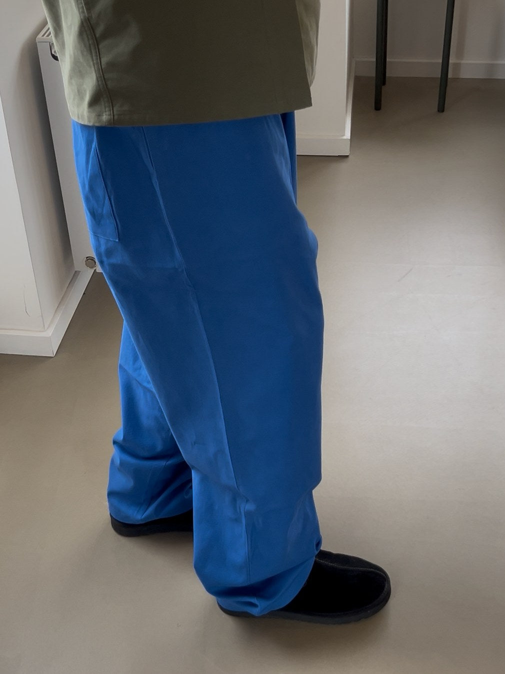 Mareia baggy bukser i blå set fra siden – vide ben og blødt fald